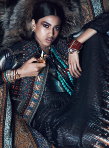 imaan-hammam-by-lachlan-bailey-for-vogue-paris-august-2014-3.thumb.jpg.e79a8e87d70751e18b7d2466c9790f9d.jpg