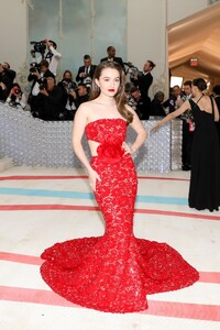 kaitlyn-dever-met-gala-2023-10.jpg