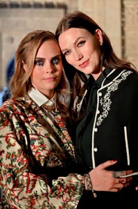 karlie-kloss-and-cara-delevingne-at-christian-dior-womenswear-fall-2023-show-in-mumbai-03-30-2023-2.jpg