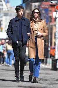 karlie-kloss-and-joshua-kushner-out-in-new-york-04-02-2023-1.jpg