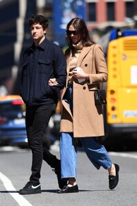karlie-kloss-and-joshua-kushner-out-in-new-york-04-02-2023-5.jpg