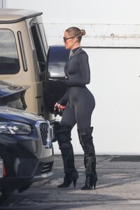 khloe-kardashian-leaves-a-studio-in-los-angeles-05-23-2023-5.jpg