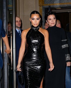 kim-kardashian-and-kris-jenner-leaves-ritz-carlton-hotel-in-new-york-05-05-2023-3.jpg