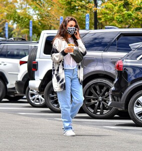 mila-kunis-out-for-smoothie-in-los-angeles-05-08-2023-1.jpg