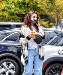 mila-kunis-out-for-smoothie-in-los-angeles-05-08-2023-2.jpg