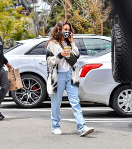 mila-kunis-out-for-smoothie-in-los-angeles-05-08-2023-5.jpg