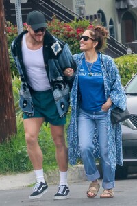 minka-kelly-and-dan-reynolds-out-for-breakfast-05-16-2023-0.jpg