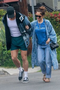 minka-kelly-and-dan-reynolds-out-for-breakfast-05-16-2023-2.jpg