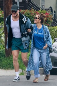 minka-kelly-and-dan-reynolds-out-for-breakfast-05-16-2023-5.jpg