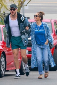 minka-kelly-and-dan-reynolds-out-for-breakfast-05-16-2023-6.jpg
