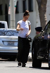 minka-kelly-leaves-a-friend-s-house-in-west-hollywood-05-08-2023-2.jpg