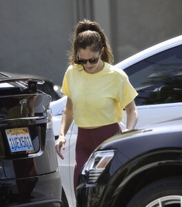 minka-kelly-leaves-a-gym-in-los-angeles-04-26-2023-0.jpg
