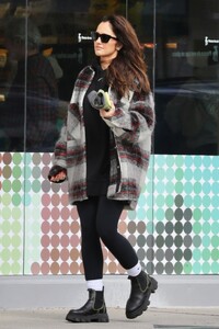 minka-kelly-out-shopping-in-los-angeles-02-27-2023-2.thumb.jpg.64361398fead9aa5683b2387ab5df1c6.jpg