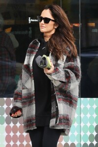minka-kelly-out-shopping-in-los-angeles-02-27-2023-6.thumb.jpg.07474d2b7228844b08574eaac4a554b2.jpg