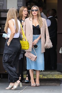 sofia-vergara-out-for-lunch-with-friends-at-il-pastaio-in-beverly-hills-05-23-2023-5.jpg