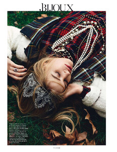 vogue-paris-2013-aout-94.thumb.jpg.867606ad2e58c220af810359967a7e13.jpg