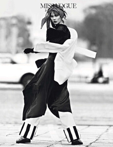 vogue-paris-2013-mars-277.thumb.jpg.5ae88292e0e99c71bda84353c6831dff.jpg