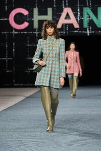 00003-chanel-fall-2022-ready-to-wear-paris-credit-gorunway.thumb.jpg.5fafeee59626054889a45a17da3246f1.jpg