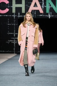 00006-chanel-fall-2022-ready-to-wear-paris-credit-gorunway.thumb.jpg.651807db4d7bd3c1396f93a0ac2c0264.jpg