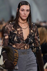 00130-fendi-details-fall-22-ready-to-wear-credit-armando-grillo-gorunway.thumb.jpg.222f8211e161111a9d262d034c07885c.jpg