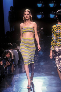 1218211034_VersusbyDonatella1997WomenRTW97.thumb.jpg.b659a4813fe972f861f52bb8386628ab.jpg