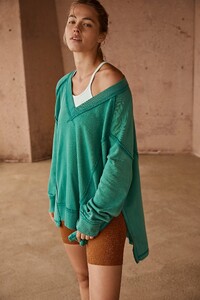 2117915567_CarolineKelley-FreePeople2023FPMovementOntheRisePullover(SprucedUp)81218638_046_a.thumb.jpg.58f17999a64cabbc15fdf837674ce519.jpg