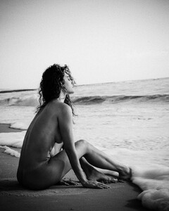 Debora Nascimento - nude sitting.jpg