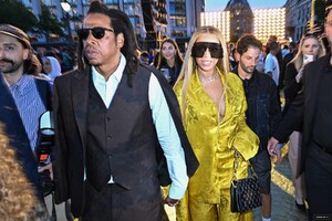 beyonce-jayz-lv-show-062023-4e28638e973941c69858858df8a2971d.jpg