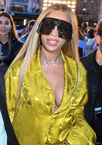 beyonce-lv-show-062023-f8bf965a38614f3d966de250ffc40392.jpg
