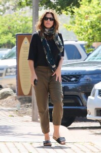 cindy-crawford-out-and-about-in-malibu-05-17-2023-4.jpg