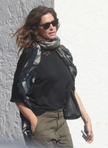 cindy-crawford-out-and-about-in-malibu-05-17-2023-8.jpg