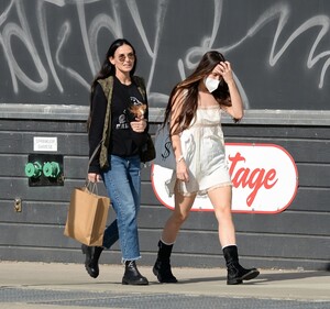demi-moore-and-svout-willis-out-shopping-in-new-york-05-28-2023-2.jpg