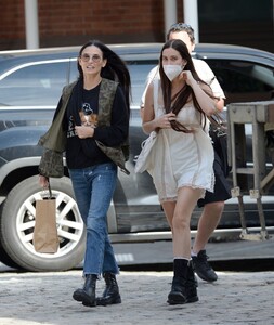 demi-moore-and-svout-willis-out-shopping-in-new-york-05-28-2023-6.jpg