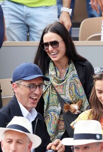demi-moore-at-french-open-2022-at-roland-garros-in-paris-06-05-2022-4.jpg