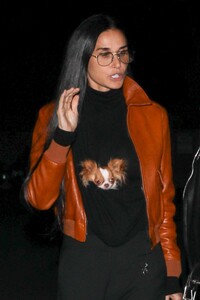 demi-moore-out-for-dinner-with-a-mystery-guy-in-beverly-hills-11-20-2022-4.jpg
