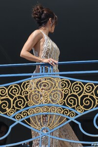 eva-longoria-at-a-photshoot-at-martinez-hotel-in-cannes-05-26-2023-4.jpg