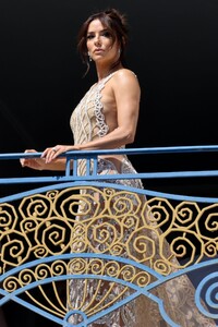 eva-longoria-at-a-photshoot-at-martinez-hotel-in-cannes-05-26-2023-6.jpg