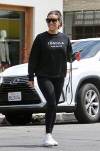 eva-longoria-leaves-a-salon-in-west-hollywood-05-02-2023-0.thumb.jpg.a5956e9f4147da577eba91da5dcff58f.jpg