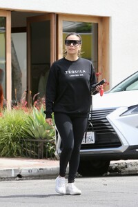 eva-longoria-leaves-a-salon-in-west-hollywood-05-02-2023-2.thumb.jpg.aa935eee5495cd00f2eca37923115fd7.jpg