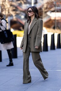 eva-longoria-out-and-about-in-new-york-03-06-2023-4.jpg