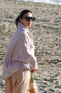 eva-longoria-out-on-the-beach-in-marbella-12-29-2022-0.thumb.jpg.e384f9822823d60a3a4094e4e0f6e447.jpg