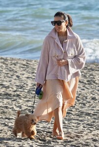 eva-longoria-out-on-the-beach-in-marbella-12-29-2022-6.thumb.jpg.87760677e0803aa8bb6e12442771aeb3.jpg