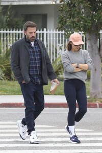 jennifer-garner-and-ben-affleck-out-in-brentwood-after-a-school-event-05-17-2023-1.thumb.jpg.5633b13ec9f1b0bad078ea6fcacce947.jpg