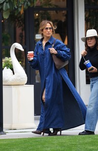 jennifer-lopez-out-shopping-in-west-hollywood-60-05-2023-1.jpg