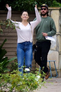 kate-hudson-cisits-a-friends-in-pacific-palisades-05-21-2023-4.jpg