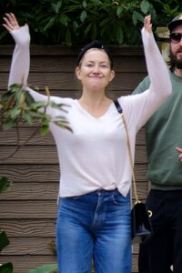 kate-hudson-cisits-a-friends-in-pacific-palisades-05-21-2023-5.jpg