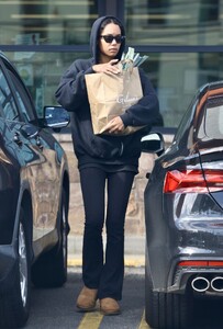 laura-harrier-shopping-at-gelson-s-market-in-los-angeles-03-23-2023-2.jpg
