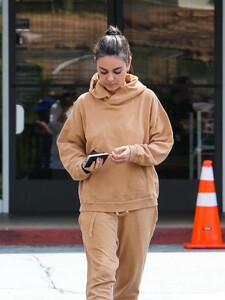 mila-kunis-leaves-breakfast-at-beverly-glen-deli-in-beverly-hills-06-02-2023-0.jpg