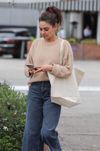 mila-kunis-out-for-lunch-at-beverly-glen-deli-in-los-angeles-06-12-2023-0.jpg