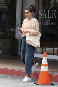 mila-kunis-out-for-lunch-at-beverly-glen-deli-in-los-angeles-06-12-2023-4.jpg
